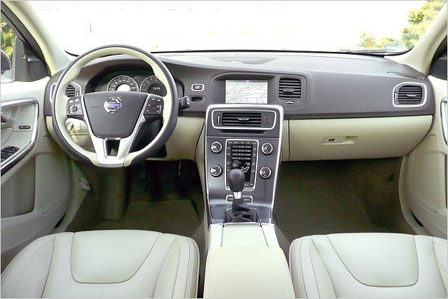 Die hellen Materialien vermitteln ein luftiges Raumgefühl