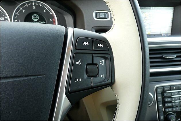 Multifunktion am Lenkrad: Beim V60 ist auch Sprachbedienung möglich