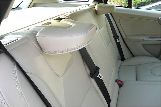 Sieht unfertig aus: Die umgeklappten Kopfstützen im Fond