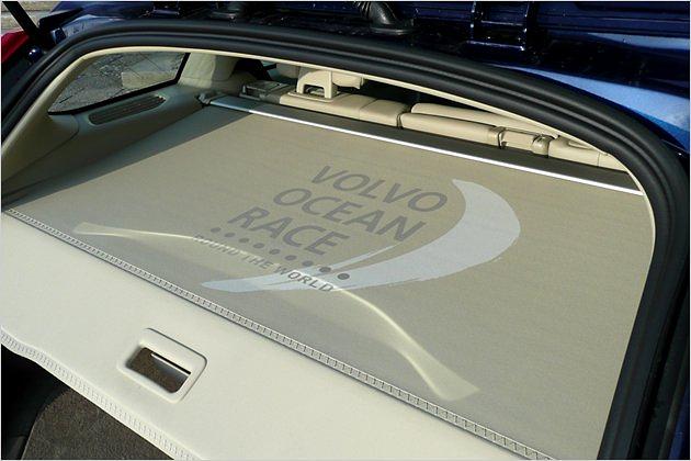 Der Hinweis auf die Ausstattungslinie fällt auf dem Gepäckrollo riesig aus