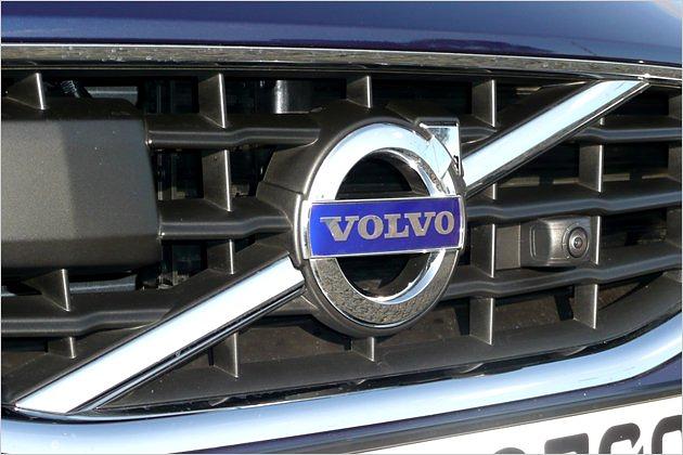 Überwachung: Rechts im Bild ist die im Kühlergrill sitzende Frontkamera zu erkennen, der schwarze Plastikklotz links beherbergt die Radar-Technik für den Abstandstempomaten