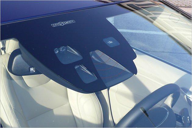 Sender, Empfänger, Kameras: Der Fuß des Innenspiegels beherbergt ein Sensoren-Sammelsurium