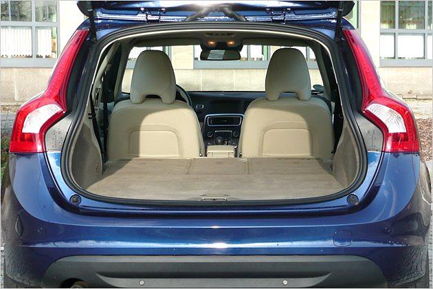 Auf den vollkommen ebenen Ladeboden passen nun bis zu 1.241 Liter Gepäck