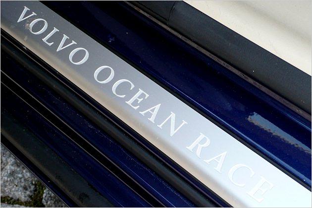 Breite Aluminium-Einstiegsleisten vermitteln schon beim Türöffnen Hochwertigkeit