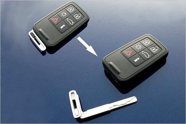 Aus der Zentralverriegelungs-Fernbedienung lässt sich ein Notschlüssel herausziehen