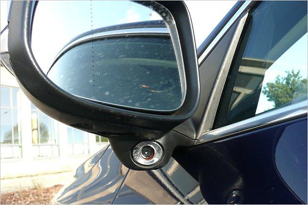 Im Fuß der Außenspiegel lauert die Kamera zur Überwachung des toten Winkels