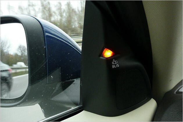 Schleicht ein Fahrzeug im toten Winkel, leuchtet die BLIS-Warndiode (Blind Spot Information System)