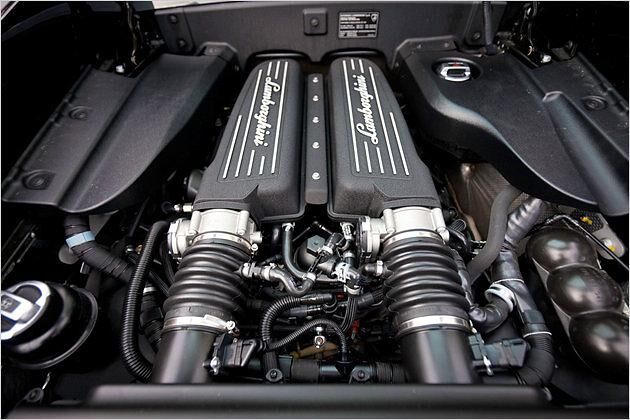 Längs eingebauter Zehnzylinder-V-Motor mit 570 PS im LP570-4 Superleggera