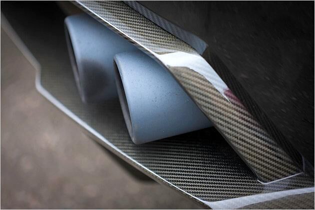 Rechts und links lugt jeweils ein matt lackiertes Doppelendrohr aus dem Karbon-Diffusor