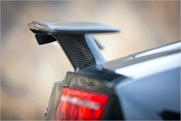 Auch der schnittige Heckspoiler besteht aus Karbon