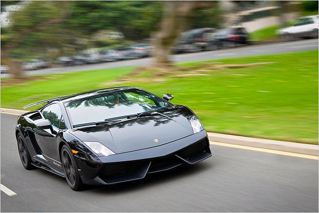 Extraleichter Fahrspaß im Lamborghini Gallardo LP570-4 Superleggera. Gallardo ist übrigens eine Kampfstierrasse, Superleggera steht für "superleicht"