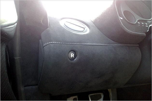 Versteckt: Der Knopf für den Rückwärtsgang sitzt links vom Lenkrad am Armaturenbrett