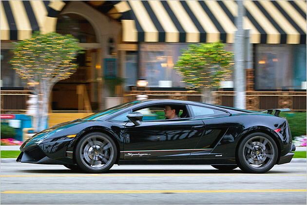 Der schnittige Karbonsportler ist auch für das Cruisen durch die Stadt geeignet