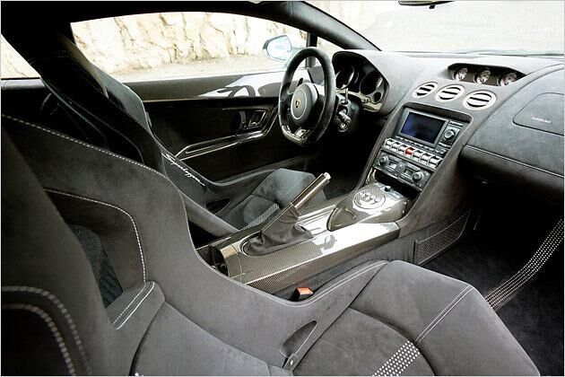 Türfüllungen, Lenkrad, Mittelkonsole und Handbremsgriff: Alles besteht aus Karbon