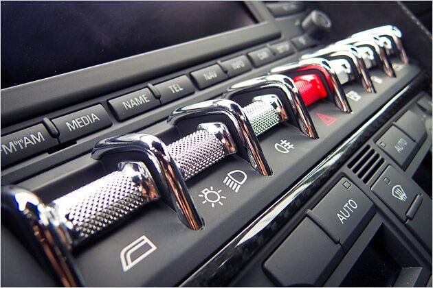 Stylische Knöpfe drücken wir gerne: Die Bedienelemente in der Mittelkonsole des Gallardo