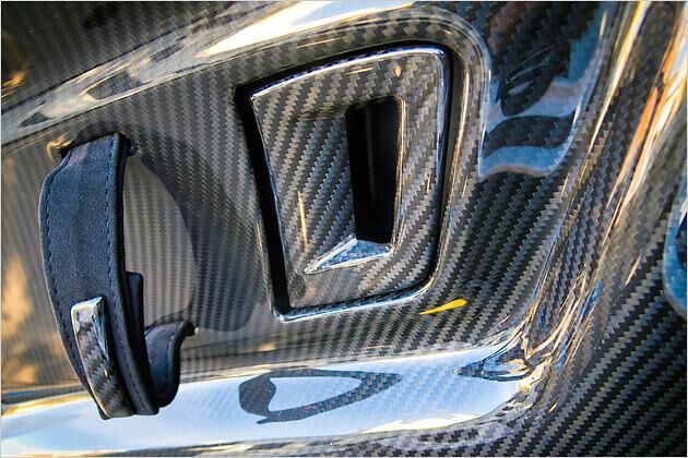 Leichtbau bis ins Detail: Die Türöffnung besteht aus einer Lederschlaufe und einem Karbon-Hebel