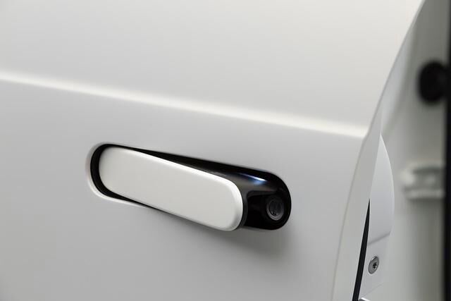 Schick: Die mit dem Türblech bündigen Türgriffe kommen nur bei Bedarf aus ihrem Versteck