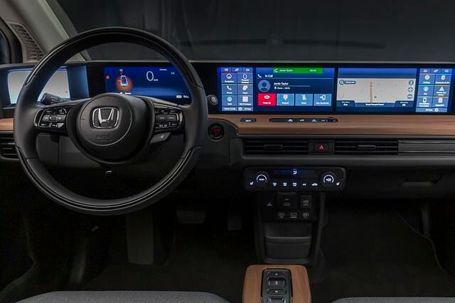 Aus den Seitenspiegeldisplays in den Ecken des Armaturenbretts, einem 8-Zoll-Fahrerdisplay und zwei weitern, sich Richtung Beifahrerseite nebeneinander erstreckenden zwei 12,3 Zoll Displays ergibt...