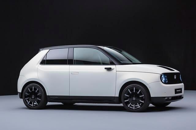 Vier Einstiegstüren bietet der Honda e