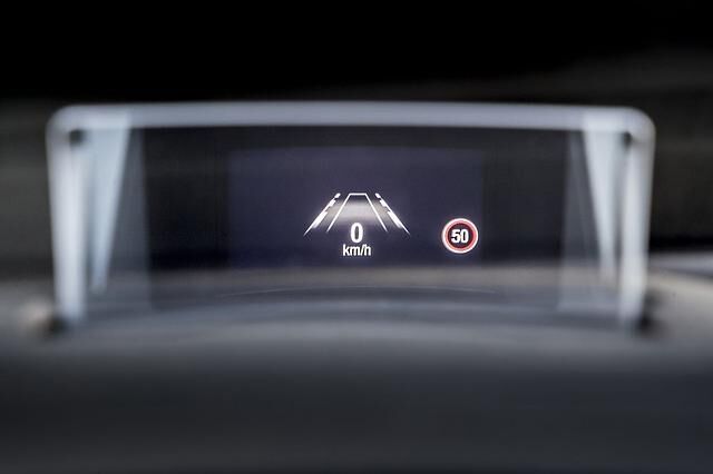 Das Head-up-Display mit Klapp-Plastikscheibe erfüllt seinen Zweck