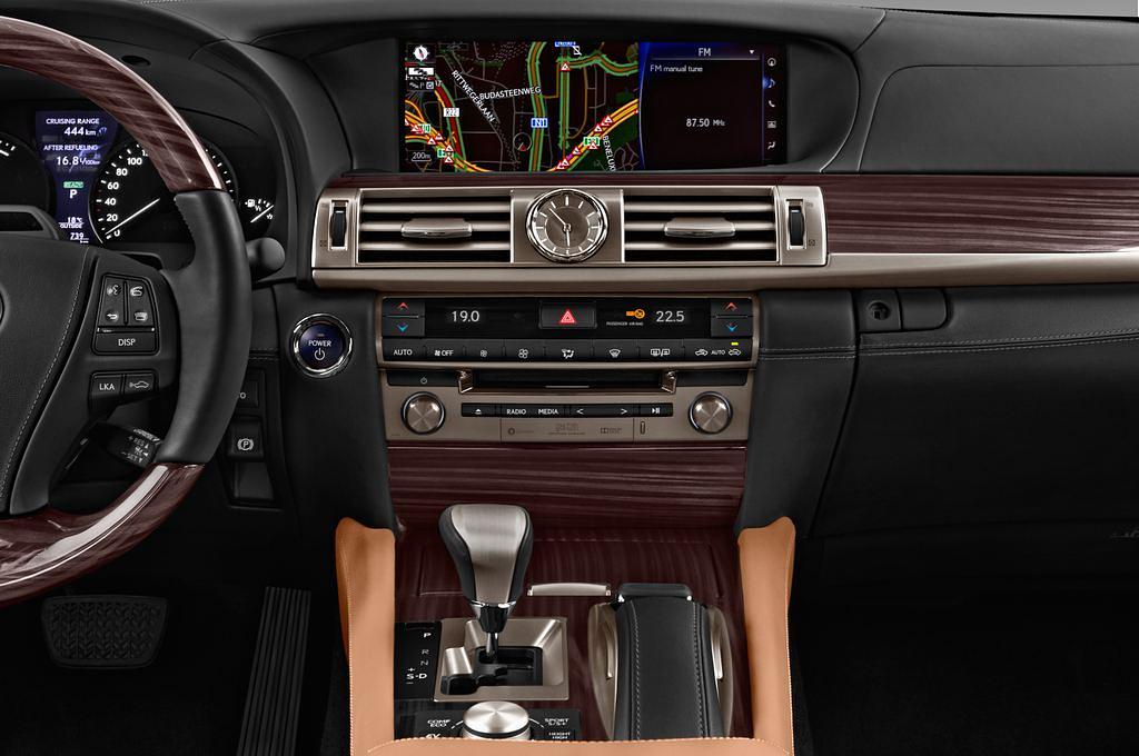 Lexus Ls (Baujahr 2016) 600H L 4 Türen Mittelkonsole