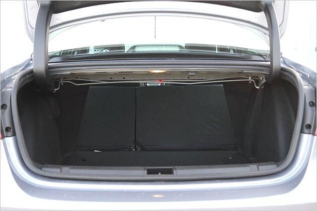 Nach dem Umlegen entsteht eine ansteigende Ladefläche