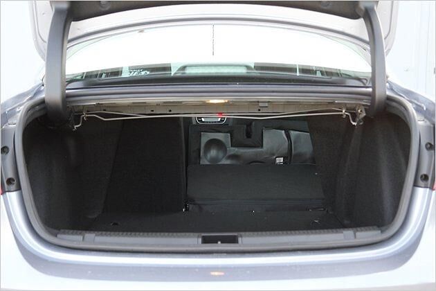 Erst beim Vorklappen der hinteren Sitzflächen entsteht ein ebener Boden