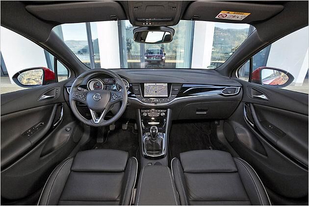 Die Kopffreiheit für Fahrer und Beifahrer erhöhte sich um 26 Millimeter. Im Fond sind es 38 Millimeter