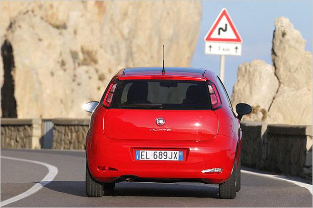 Kurvige Passage voraus: Das Fahrwerk lässt den Fiat Punto durchaus agil ums Eck fahren, insgesamt steht aber doch eher der Komfort im Vordergrund