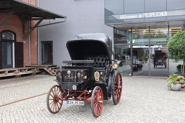 Als ältestes im Original erhaltenes Auto Deutschlands hätte die schwarze Kutsche eine ruhige Zeit in ihrer großen Vitrine verdient