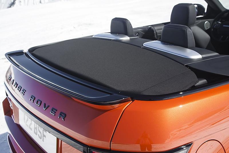 Die fünflagige Stoffmütze verschwindet hinter der Rückbank