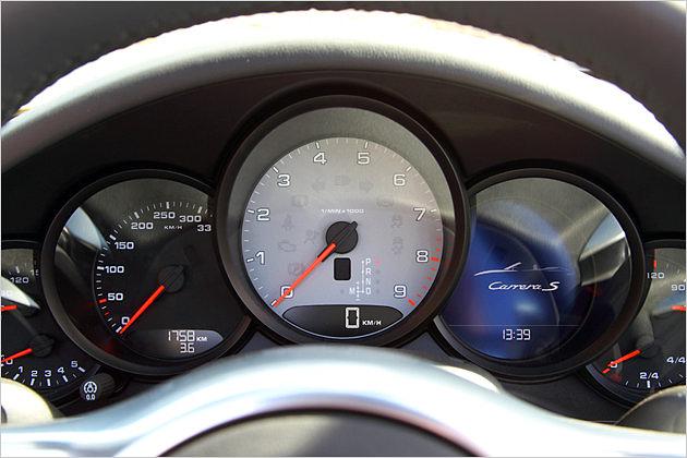 In der Mitte zieht die Nadel des Drehzahlmessers ihre Bahn: Der Sechszylinder-Boxer im Heck will gedreht werden