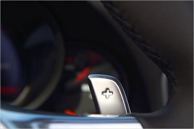 Bei Bedarf können die Stufen des PDK manuell am Lenkrad gewechselt werden