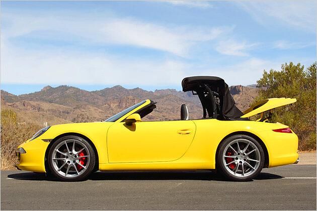 Das verstärkte Stoffdach spannt sich elektrisch über die Insassen