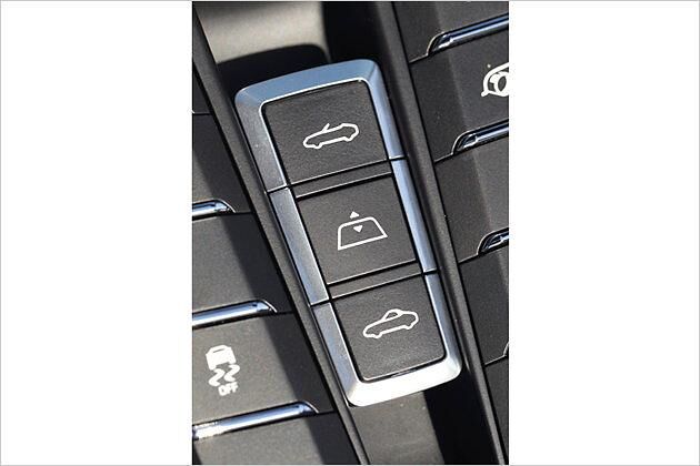 Drei spezielle Cabrio-Tasten (von oben): Verdeck öffnen, Windschott auf und ab sowie Verdeck schließen