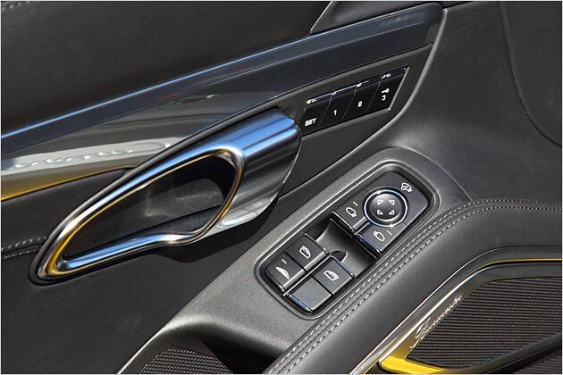 Wird die Taste ganz links gedrückt, kann der Fahrer die Heckscheiben mit den oberen beiden Fensterheber-Knöpfen öffnen und schließen