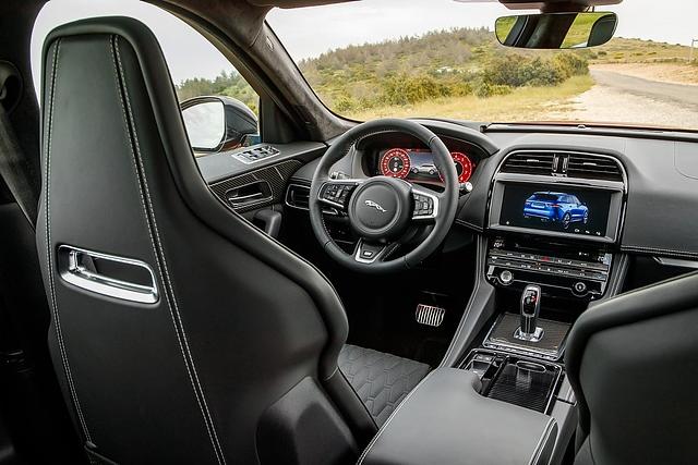 Innen ist der Jaguar F-Pace SVR angemessen wertig ausgestattet
