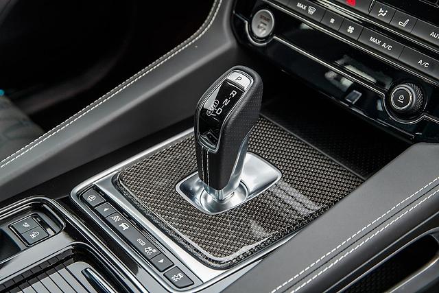 Der einstige Drehknopf der Automatik musste im Jaguar F-Pace SVR einem Schaltgriff weichen