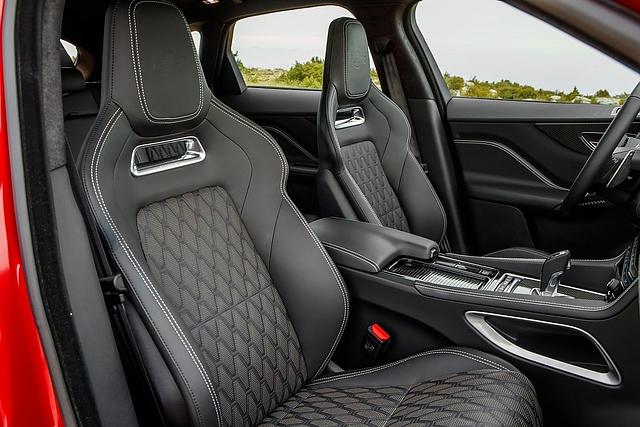 Die Sitze im Jaguar F-Pace SVR sind sportlich und bieten guten Seitenhalt