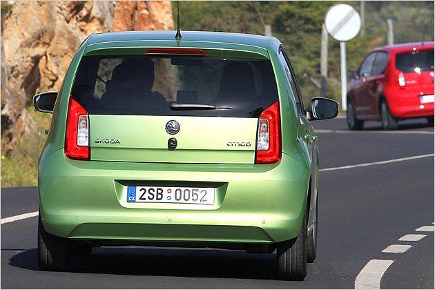 Der kleine Skoda trägt das neue Markenlogo in Silber auf schwarzem Grund