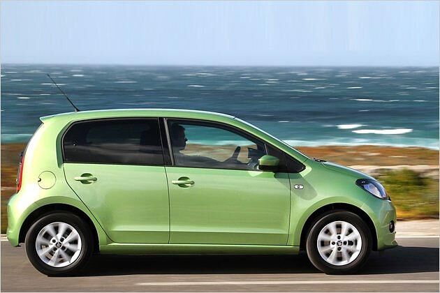 Wegen des schrägen hinteren Türausschnitts würden sich versenkbare Scheiben ohnehin nicht weit herunterkurbeln oder herunterfahren lassen