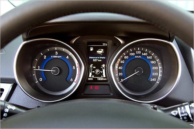 Serienmäßig informiert ein Bordcomputer über die wichtigsten Fahrzeugdaten