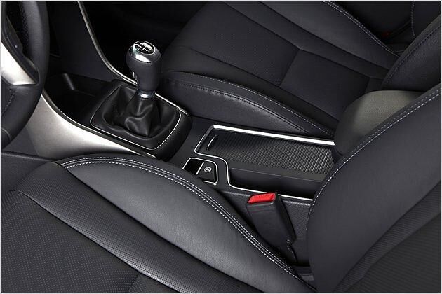 Alle Modelle sind serienmäßig an eine Sechsgang-Schaltung gekoppelt, gegen 1.400 Euro Aufpreis ist auch eine Sechsstufen-Automatik erhältlich