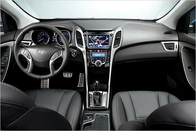 Alu-Details ergänzen den hochwertigen Kunststoff im Interieur