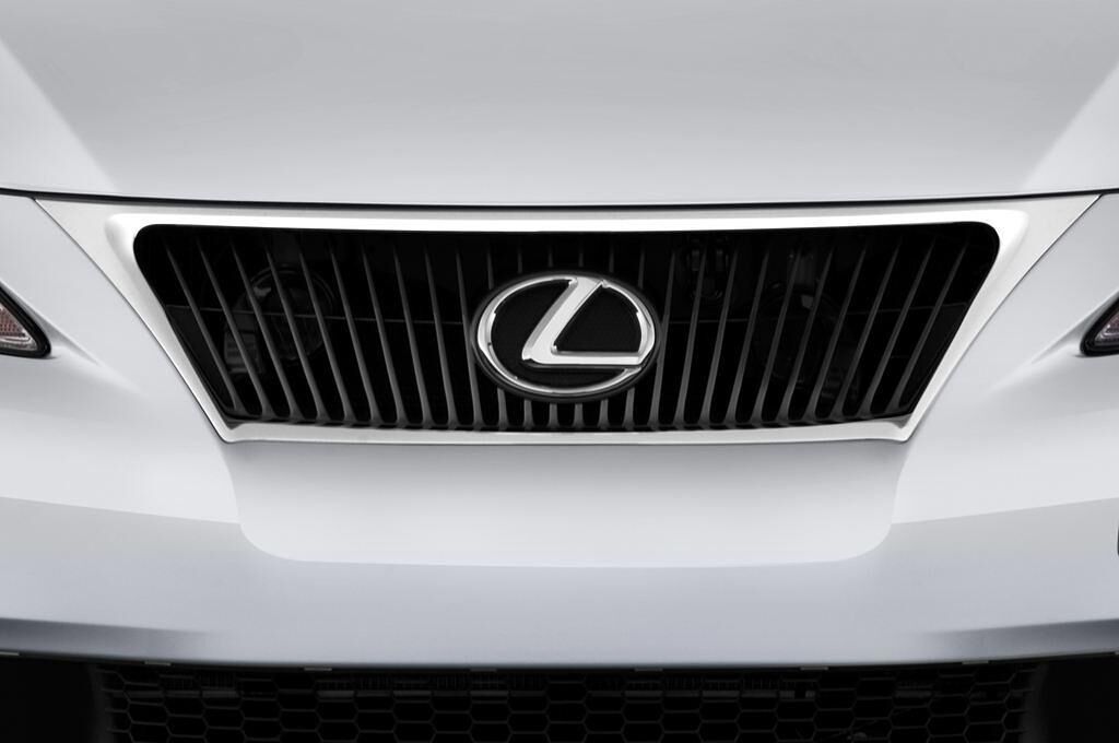 Lexus IS (Baujahr 2011) Luxury Line 4 Türen Kühlergrill und Scheinwerfer