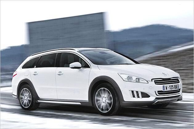 Fast wie bei Adidas: Zu den Erkennungszeichen gehören die LED-Tagfahrleuchten in Gestalt von drei Streifen