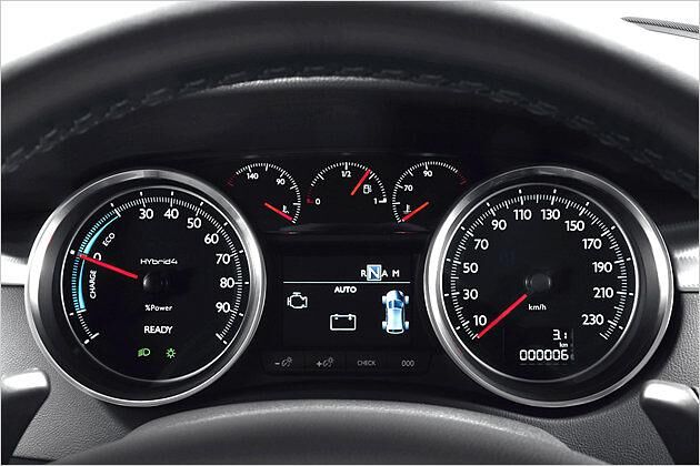 Instrumente: Links eine Anzeige für die gerade angeforderte Leistung, rechts der Tacho. Dazwischen im unteren Bereich ein konfigurierbares Display, das zum Beispiel die Energieflüsse des Hybridsystems oder auch Navigationshinweise zeigt