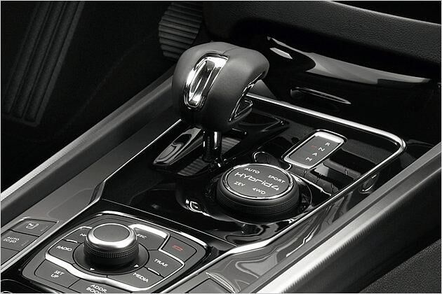 Auch das Wahlrad mit den Modi Auto, Sport, ZEV und 4WD ist vom 3008 HYbrid4 bekannt