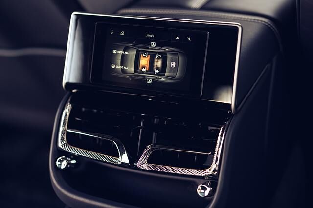 Eigens für die Hinterbänkler hat Bentley auch ein neues Infotainmentsystem entwickelt 