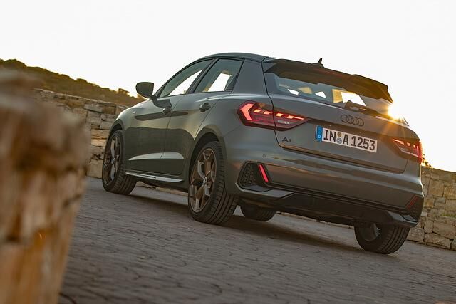 Die breite schräge C-Säule und die Lüftungsschlitze zwischen Kühler und Motorhaube sollen wohl an die Sport Quattro-Modelle erinnern